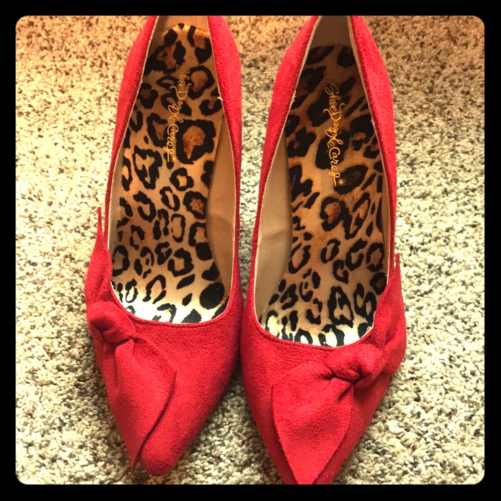 LIKE NEW shoe dazzle red heels